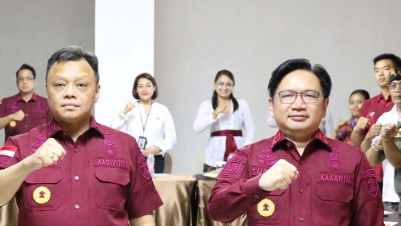Kepala Kantor Imigrasi Ngurah Rai Bali Sugito (kanan) bersama Kepala Divisi Keimigrasian Kantor Wilayah Kemenkumham Bali Barron Ihsan saat rapat tim pengawasan orang asing di Denpasar, Selasa (22/5/2023)